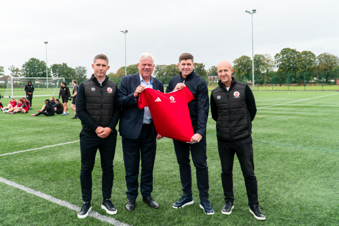 Steven-Gerrard-with-Cllr-Graham-Morgan-KGV-Huyton